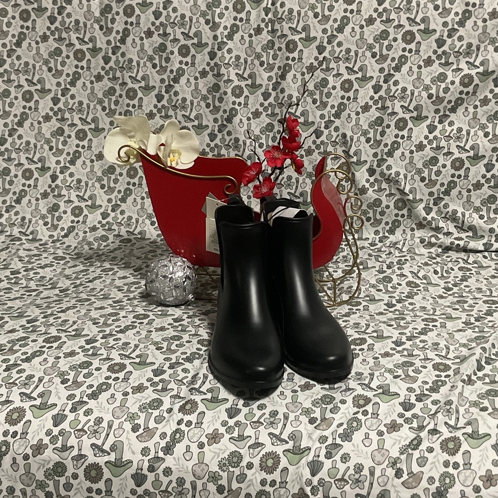 Target brand rain boots Size 6 women